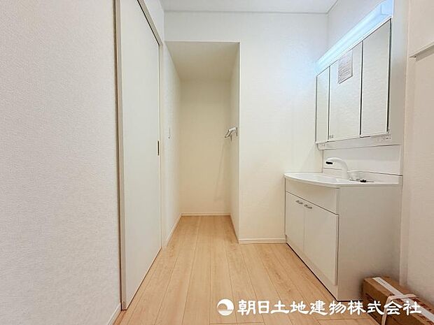 <洗面室>キッチン背面から使え家事動線がスムーズです。