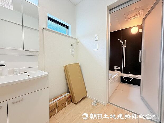 <洗面台>すっきりと収納ができる三面鏡タイプの洗面台です。