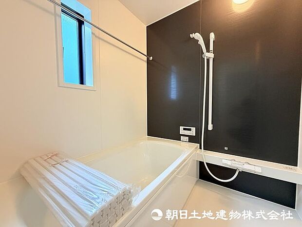 <浴室>1坪タイプの広いユニットバスです。