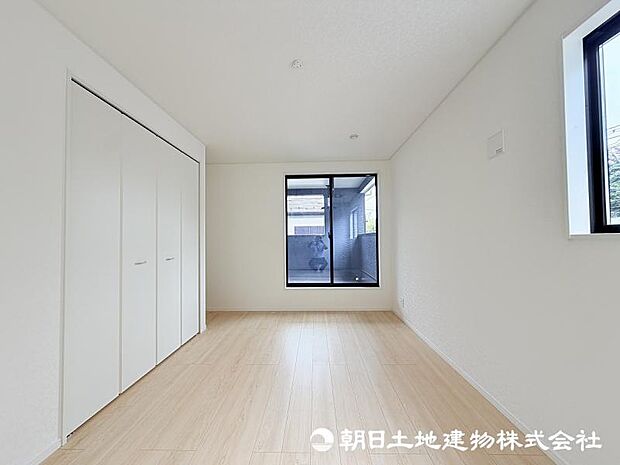 <主寝室>バルコニーに面した明るい主寝室8帖でお過ごしいただけます。