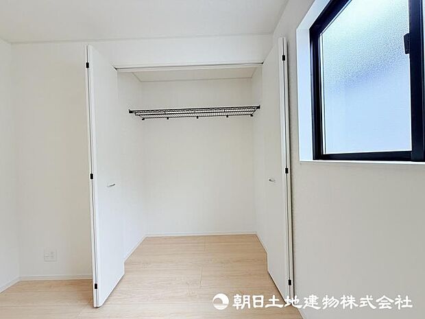 <収納>各洋室にクローゼットがありますので、お洋服もすっきりと収納できます。