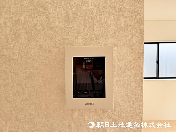 <インターフォン>見やすいカラーモニター付きです。