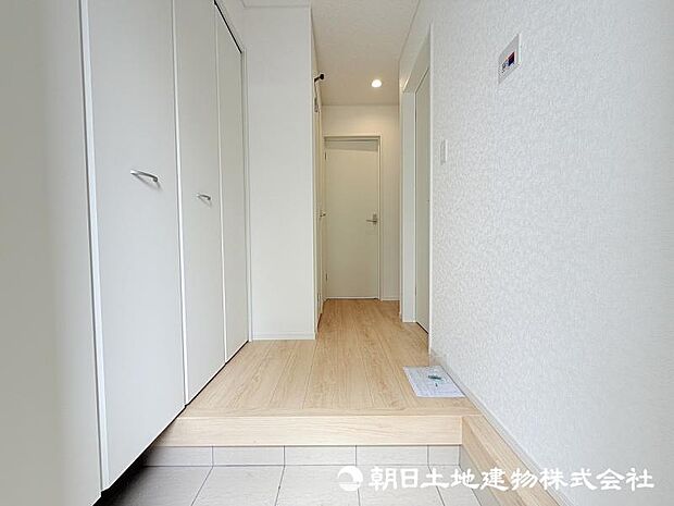 <玄関>靴をすっきりと収納できるシューズボックス付きです。