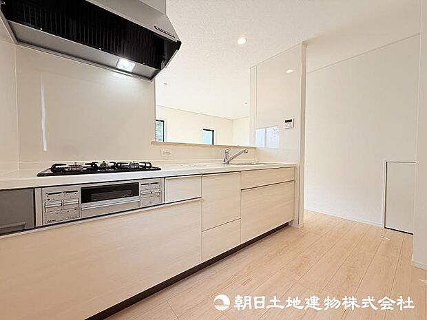 <キッチン>お料理中も会話が弾む明るい対面キッチンです。