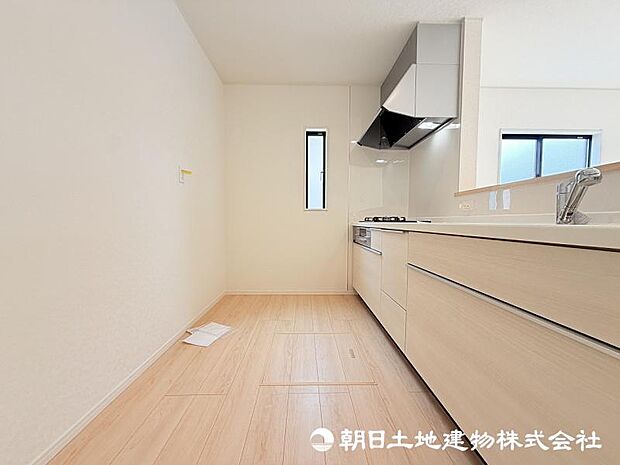 <キッチン>冷蔵庫や食器棚を置いても広い家事スペースを確保しています。