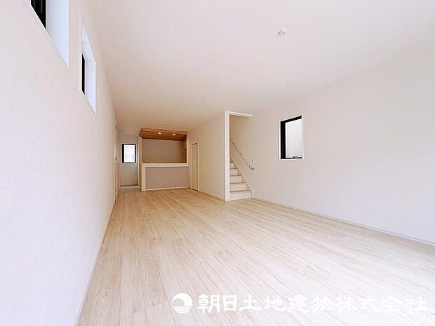 家族が自然と集まるリビングは、毎日の暮らしを心地よく彩る安らぎの空間です。家具の配置やインテリア次第で、お好みの雰囲気にコーディネートできます。 