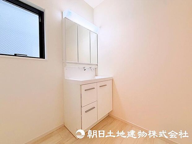 朝の準備から帰宅後の手洗いまで、家族みんなが使いやすい洗面所。快適な暮らしを支える実用的なスペースです。 