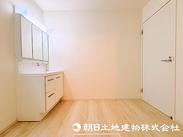 朝の準備から帰宅後の手洗いまで、家族みんなが使いやすい洗面所。快適な暮らしを支える実用的なスペースです。 