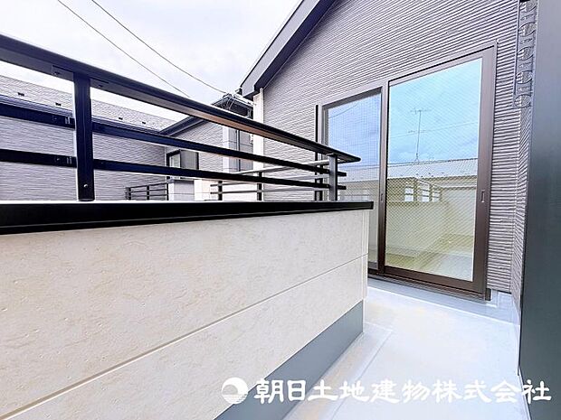 住まいに開放感をプラスするバルコニー。日当たりや風通しを感じながら、心地よい時間を過ごせる場所です。 