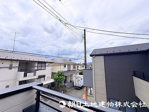 視界が広がる眺望は、住まいに開放感をもたらす魅力のひとつ。日常の中でゆったりとした時間を楽しめます。 