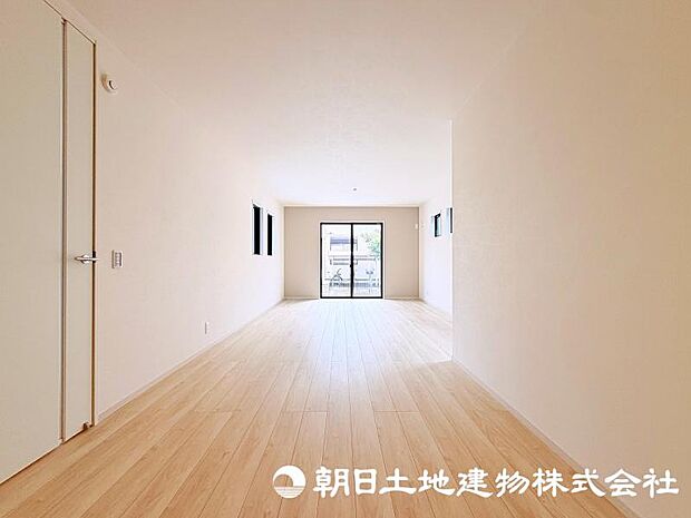 家族が自然と集まるリビングは、毎日の暮らしを心地よく彩る安らぎの空間です。家具の配置やインテリア次第で、お好みの雰囲気にコーディネートできます。