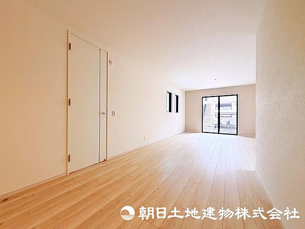 <現地>交通量の少ない道路に面していますので、小さいお子様がいらっしゃるご家族様にも安心いただけます。