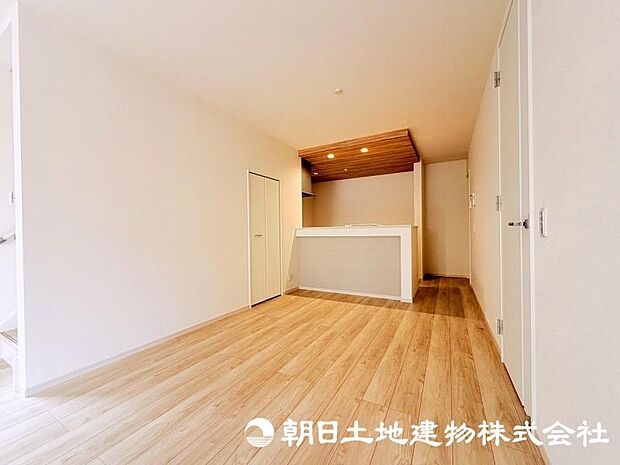 住まう方のライフスタイルに合わせて自由に使えるリビング空間。家族団らんの時間はもちろん、趣味やくつろぎのひとときにもぴったりです。