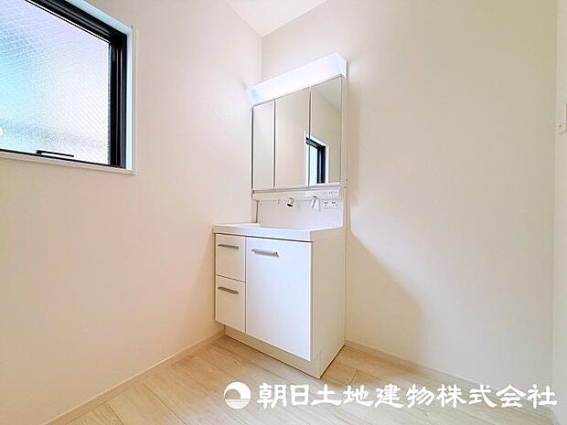 朝の準備から帰宅後の手洗いまで、家族みんなが使いやすい洗面所。快適な暮らしを支える実用的なスペースです。
