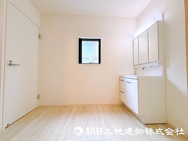 朝の準備から帰宅後の手洗いまで、家族みんなが使いやすい洗面所。快適な暮らしを支える実用的なスペースです。