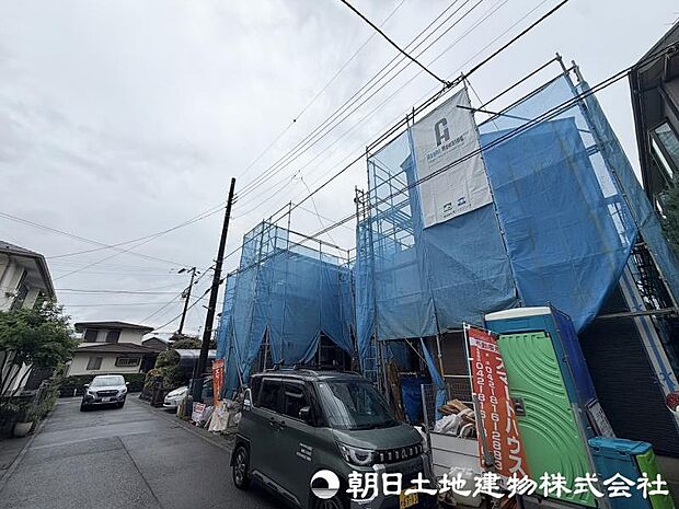 <現地>交通量の少ない道路に面していますので、小さいお子様がいらっしゃるご家族様にも安心いただけます。