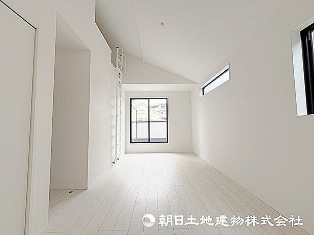 <主寝室>約9.5帖あり、シングルベッドを2つ並べるゆとりがございます。