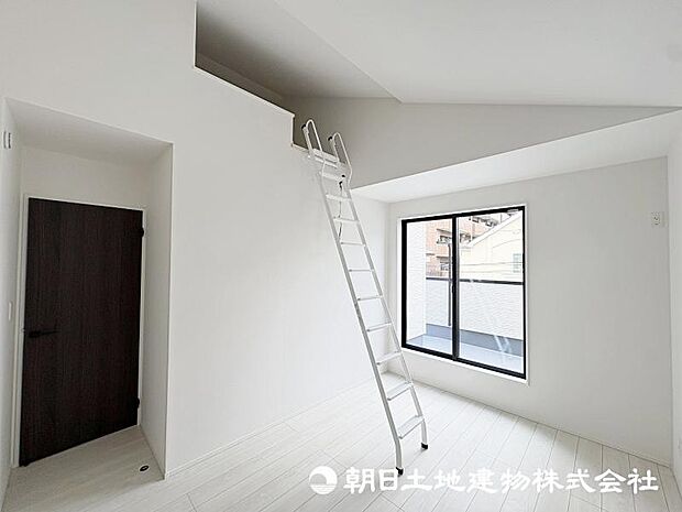 <主寝室>季節品等を仕舞えるロフト付です。天井が高く開放感がございます