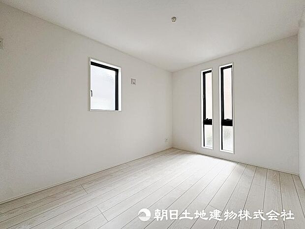 <洋室>約6帖の洋室です。2面採光で明るいお部屋です
