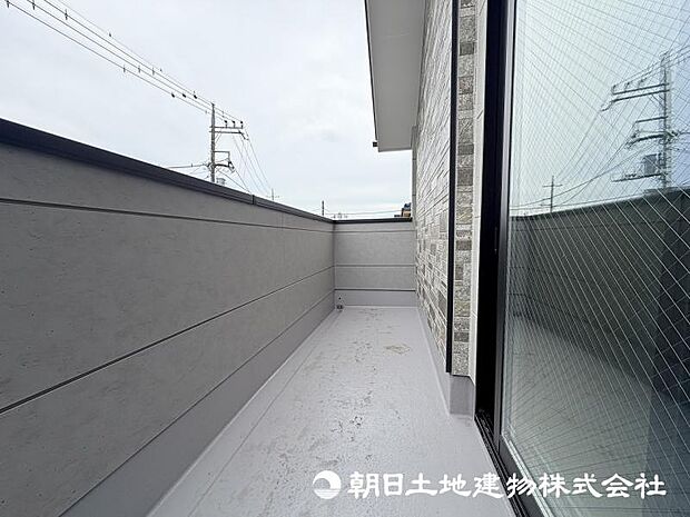 陽当たりの良いバルコニーは、洗濯物を気持ちよく干せる便利な空間です。