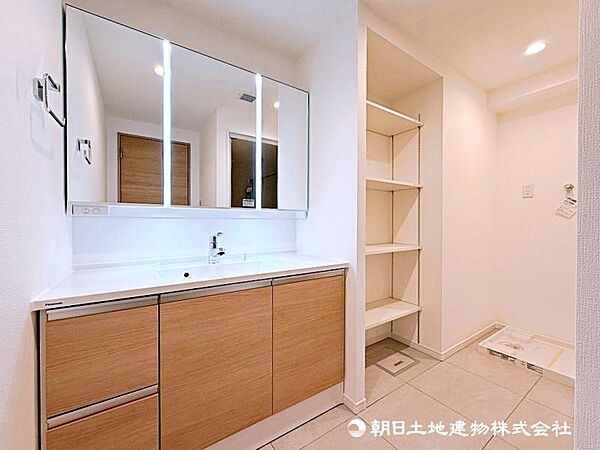 ＜洗面所＞広めの洗面台に、タオル等を仕舞える収納棚もございます