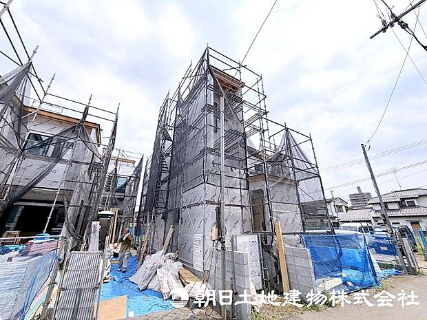 街並みに調和する新しい住まいが建築中です。周辺環境とのバランスを大切にした、快適な暮らしを叶える住まいの完成をお楽しみください。