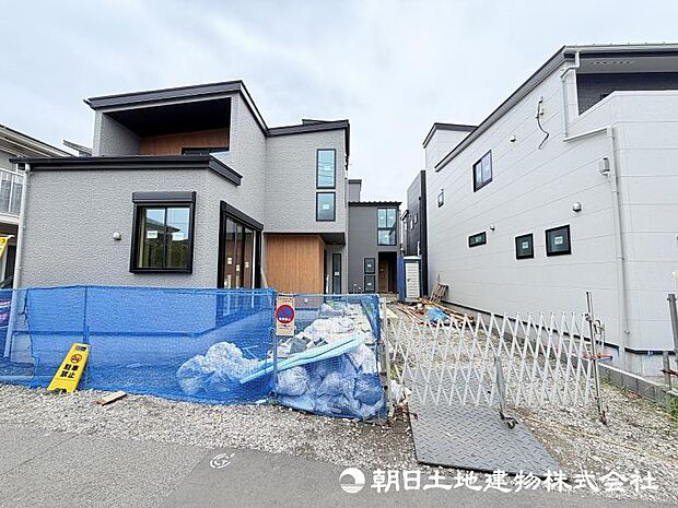 街並みに調和する新しい住まいが建築中です。周辺環境とのバランスを大切にした、快適な暮らしを叶える住まいの完成をお楽しみください。