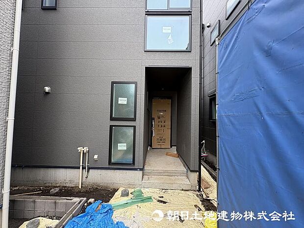 現在建築中の注目物件です。街の景観に配慮した外観と、暮らしやすさを考えた住まいが完成予定です。新しい街の一員となる住まいの誕生をお楽しみください。