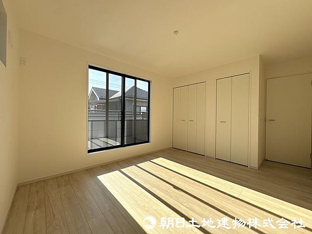 <寝室>バルコニーに面した明るい寝室7.5帖です。