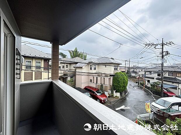 <バルコニー>急な雨でも安心の屋根付きのバルコニーです。