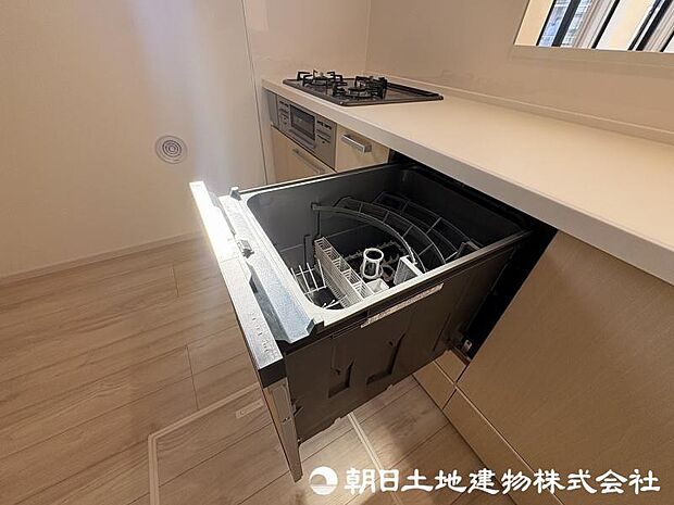 <キッチン>ご家族5人分の食器類を洗浄できる容量のビルトイン食器洗浄機付です。