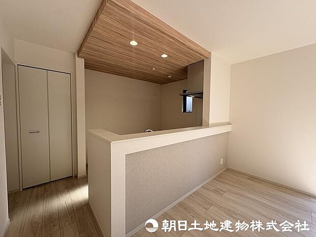 <キッチン>お料理中も会話が弾む明るい対面キッチンです。