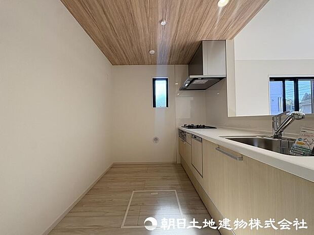 <キッチン>冷蔵庫や食器棚を置いても広い家事スペースを確保しています。