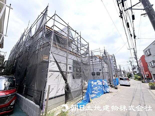 現在建築中の注目物件です。街の景観に配慮した外観と、暮らしやすさを考えた住まいが完成予定です。新しい街の一員となる住まいの誕生をお楽しみください。