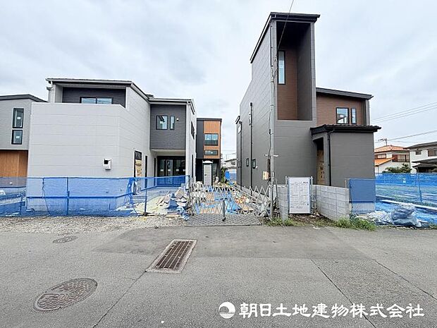 現在建築中の注目物件です。街の景観に配慮した外観と、暮らしやすさを考えた住まいが完成予定です。新しい街の一員となる住まいの誕生をお楽しみください。