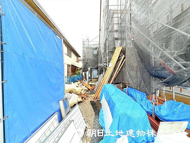 ＜現地＞幅員6ｍ道路に面して車のすれ違いも楽にできます。