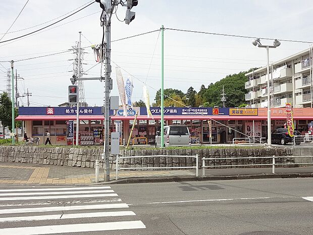 ウエルシア境川店まで約210m