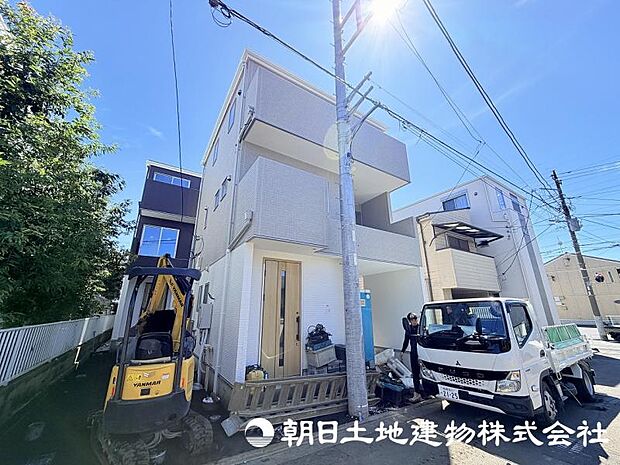 街並みに調和する新しい住まいが建築中です。周辺環境とのバランスを大切にした、快適な暮らしを叶える住まいの完成をお楽しみください。