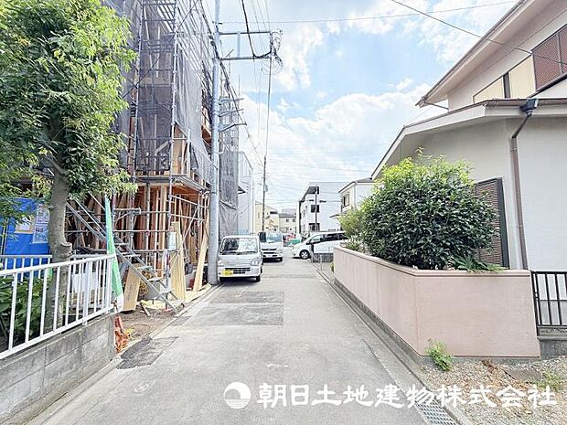 街並みに調和する新しい住まいが建築中です。周辺環境とのバランスを大切にした、快適な暮らしを叶える住まいの完成をお楽しみください。