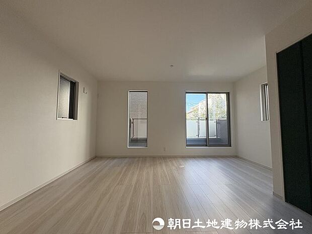 街並みに調和する新しい住まいが建築中です。周辺環境とのバランスを大切にした、快適な暮らしを叶える住まいの完成をお楽しみください。