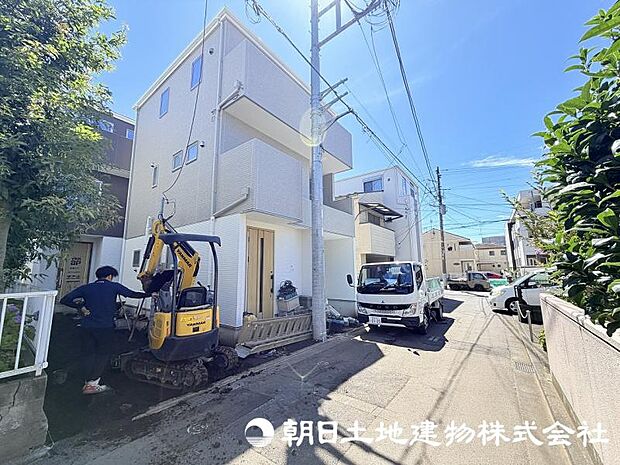 現在建築中の注目物件です。街の景観に配慮した外観と、暮らしやすさを考えた住まいが完成予定です。新しい街の一員となる住まいの誕生をお楽しみください。