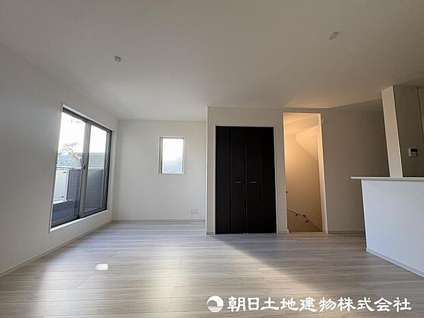 現在建築中の注目物件です。街の景観に配慮した外観と、暮らしやすさを考えた住まいが完成予定です。新しい街の一員となる住まいの誕生をお楽しみください。