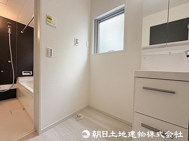 <洗面台>1階に洗濯機置き場がありますので大型洗濯機も置けます。