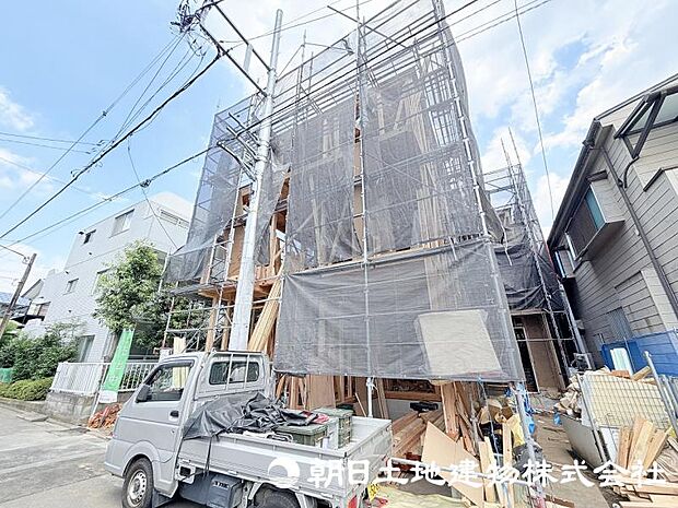 新しい街の一角に誕生する、魅力ある住まいです。周囲の環境と調和しながら、家族の時間を豊かに育む空間を目指しています。
