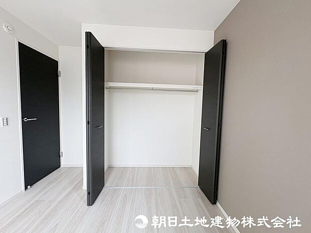 <収納>各洋室にクローゼットがありお洋服をすっきりと収納できます。