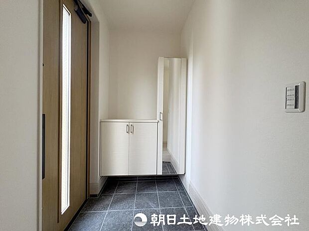 <玄関>身だしなみをチェックできるミラー付きです。