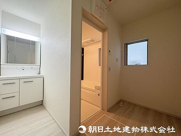 <洗面室>すっきりと収納ができる三面鏡タイプの洗面台です。