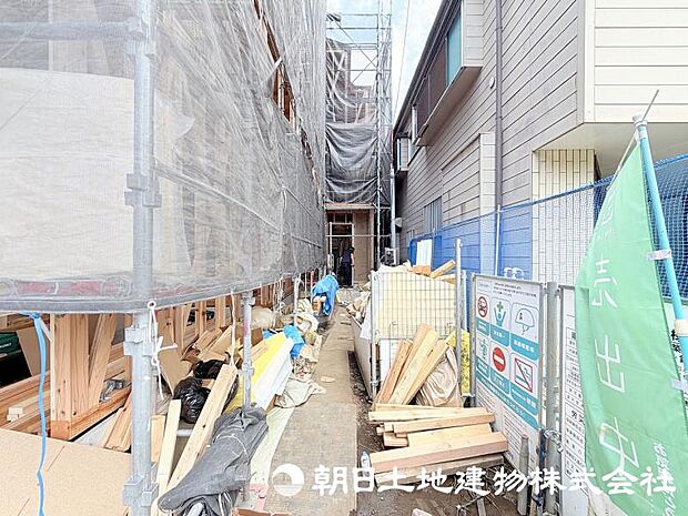 街並みに調和する新しい住まいが建築中です。周辺環境とのバランスを大切にした、快適な暮らしを叶える住まいの完成をお楽しみください。