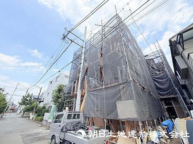 建築中だからこそ感じられる、完成までの期待感を楽しめる物件です。住まいの完成後は、街並みに調和した新しい暮らしが始まります。