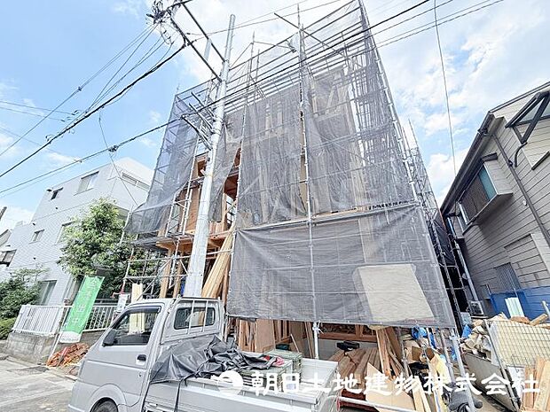 新しい街の一角に誕生する、魅力ある住まいです。周囲の環境と調和しながら、家族の時間を豊かに育む空間を目指しています。